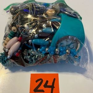 Lot of miscellaneous jewelry